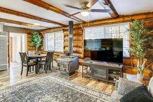 un soggiorno con camino, televisione e tavolo di MTB Base Camp! Rustic Cabin By Mt Laguna Trails a Mount Laguna