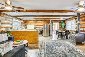 un soggiorno con un divano e un tavolo di MTB Base Camp! Rustic Cabin By Mt Laguna Trails a Mount Laguna