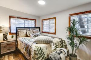 una camera da letto con un letto e due finestre di MTB Base Camp! Rustic Cabin By Mt Laguna Trails a Mount Laguna