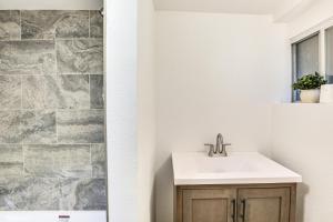 un bagno con lavandino e doccia di MTB Base Camp! Rustic Cabin By Mt Laguna Trails a Mount Laguna Altre 18 foto