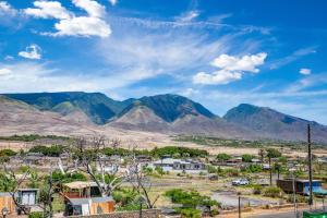 Lahaina Shores Beach Resort 206 في Wainee: منظر لمدينة مع الجبال في الخلفية