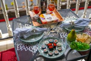 Lahaina Shores Beach Resort 206 في Wainee: طاولة عليها ثلاثة أطباق من الطعام