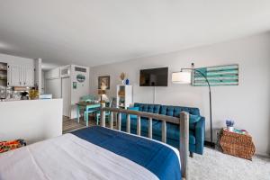 Lahaina Shores Beach Resort 206 في Wainee: غرفة نوم بسرير ازرق ومطبخ +23 صورة