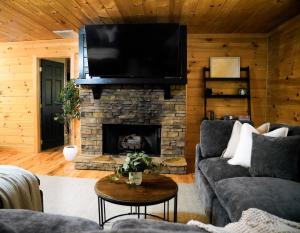 Φωτογραφία από το άλμπουμ του Misty Mountain Getaway - Hot tub & Scenic View σε Ellijay