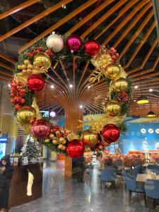 Flamingos Hải Tiến -view biển في Gò Ba Quần: إكليل عيد ميلاد كبير معلق في مطعم