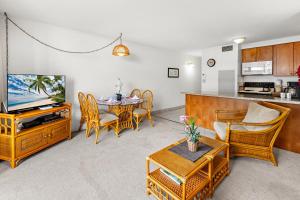 O bucătărie sau chicinetă la Sugar Beach 304