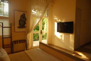 Una televisión o centro de entretenimiento en Hotel casa santiago botero 20 fotos más