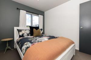 Una cama o camas en una habitación de Central Methven Apartment