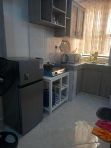 MeruTulivu Homes的带炉灶和水槽的小厨房