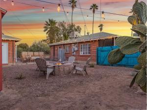 a backyard with a table and chairs and a house at 1BR Near UofA, Work Desk, Gem Show Friendly in Tucson
