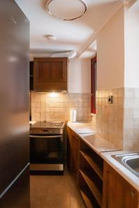 Tollmere Hospitality Λύχνος suite في ليفاديا: مطبخ مع موقد ومغسلة