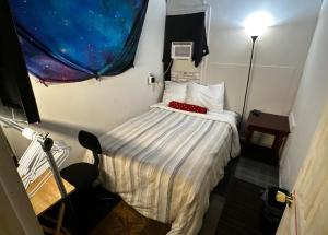 a small room with a bed and a window at Grateful Hemphill C in Atlanta