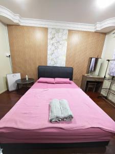 Una cama o camas en una habitación de Forest Way Home Sepilok Sandakan