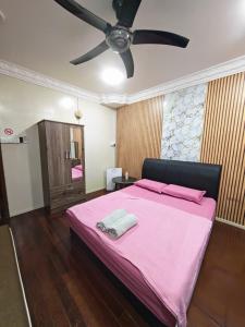 Una cama o camas en una habitación de Forest Way Home Sepilok Sandakan