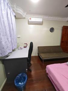 Una cama o camas en una habitación de Forest Way Home Sepilok Sandakan