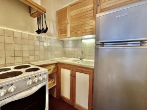 Køkken eller tekøkken på Appartement lumineux 2 pièces, 6 couchages, proche pistes et commerces, avec parking et balcon - FR-1-330F-114