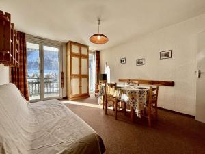 En eller flere senge i et værelse på Appartement lumineux 2 pièces, 6 couchages, proche pistes et commerces, avec parking et balcon - FR-1-330F-114