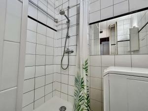 Et badeværelse på Appartement lumineux 2 pièces, 6 couchages, proche pistes et commerces, avec parking et balcon - FR-1-330F-114 + 12 billeder