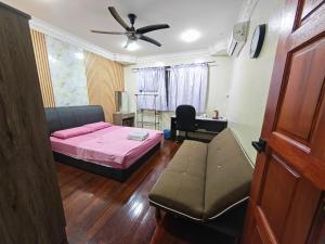 Una cama o camas en una habitación de Forest Way Home Sepilok Sandakan