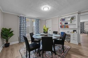 Posezení v ubytování Pit Stop Paradise - Concord Racing Retreat