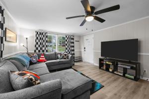 TV a/nebo společenská místnost v ubytování Pit Stop Paradise - Concord Racing Retreat