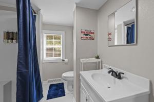 Koupelna v ubytování Pit Stop Paradise - Concord Racing Retreat + 26 fotografií