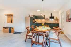 a kitchen and dining room with a wooden table and chairs at Sund Huus in Altefähr