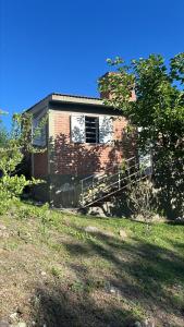 Cabañas el atardecer de Andrés - Flor Serrana - Tanti في تانتي: منزل من الطوب وامامه درج