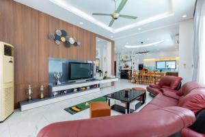 TV a/nebo společenská místnost v ubytování Villages Resort Long Cung Gần Bãi Tắm