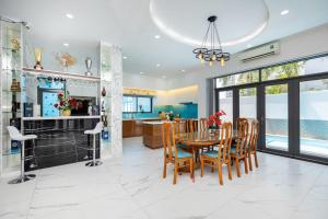 Kuchyň nebo kuchyňský kout v ubytování Villages Resort Long Cung Gần Bãi Tắm