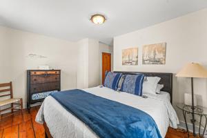 Ένα ή περισσότερα κρεβάτια σε δωμάτιο στο Coates Townhome 3BR Historic Home Near Mystic Seaport