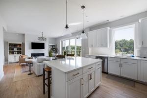 Et tv og/eller underholdning på Luxury Downtown Loft - Balcony and Rooftop Bar!