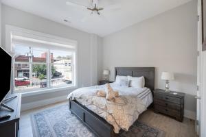 En eller flere senge i et værelse på Luxury Downtown Loft - Balcony and Rooftop Bar!