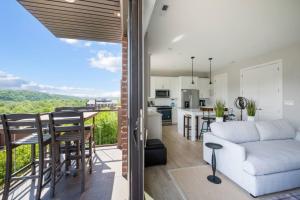 Køkken eller tekøkken på Luxury Downtown Loft - Balcony and Rooftop Bar!