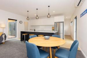 Кухня или мини-кухня в Methven Ski Chalet - Modern Comfort, Mountain Charm
