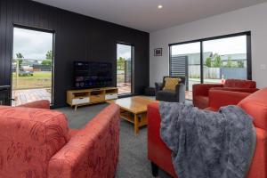 Телевизор и/или развлекательный центр в Methven Ski Chalet - Modern Comfort, Mountain Charm