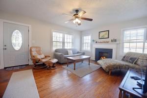 un soggiorno con divano e camino di The Copper Cottage on Main ad Abbeyville