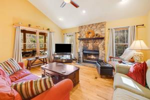 TV a/nebo společenská místnost v ubytování Knoll House- Serene Cabin Overlooking Trout Pond on 66 Acres!