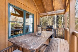 Fotografie z fotogalerie ubytování Knoll House- Serene Cabin Overlooking Trout Pond on 66 Acres! v destinaci Rosman