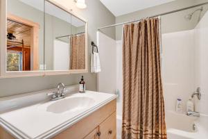 Koupelna v ubytování Maple Gap Cabins - 66 Acre Nature Retreat with TWO Charming Cabins + 76 fotografií