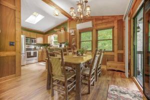 Køkken eller tekøkken på Rushing Creek Retreat - Serene Cabin with Great Views!