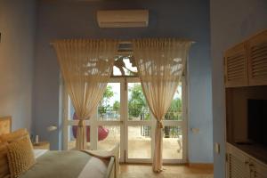 Una televisión o centro de entretenimiento en Hotel casa santiago botero