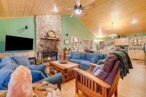 Et opholdsområde på Cove House - Peaceful Nature Retreat on 66 Acres, Pond and Trails!