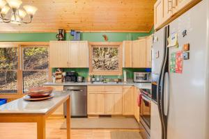 Køkken eller tekøkken på Cove House - Peaceful Nature Retreat on 66 Acres, Pond and Trails!
