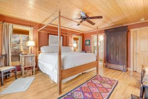 En eller flere senge i et værelse på Cove House - Peaceful Nature Retreat on 66 Acres, Pond and Trails! + 46 billeder