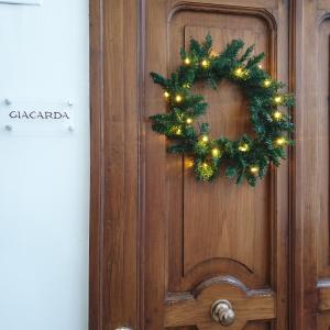Giacarda Suite في ساليرنو: إكليل على باب خشبي مزين بأضواء عيد الميلاد