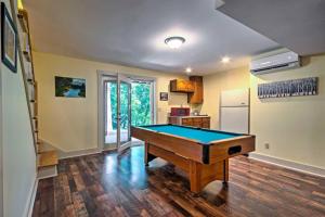 Τραπέζι μπιλιάρδου στο Hickory Hills - Ultimate Asheville Getaway, Hot Tub and Gas Grill!