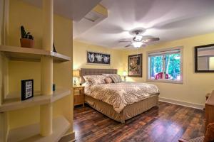 Ένα ή περισσότερα κρεβάτια σε δωμάτιο στο Hickory Hills - Ultimate Asheville Getaway, Hot Tub and Gas Grill!