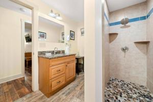 Ένα μπάνιο στο Hickory Hills - Ultimate Asheville Getaway, Hot Tub and Gas Grill! +28 φωτογραφίες