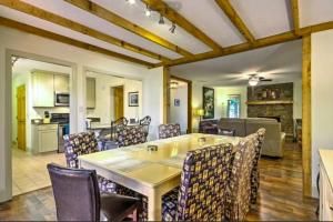 Η κουζίνα ή μικρή κουζίνα στο Hickory Hills - Ultimate Asheville Getaway, Hot Tub and Gas Grill!